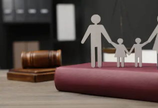 imagem de um recorte de uma familia em papel sulfite em cima de um livro